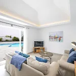 Dazzling Playa Blanca Villa 4 Bedrooms Villa Nagini Spacious Furnished Sun Terrace Large Private Outdoor Pool Outdoor Hot Tub Bbq,