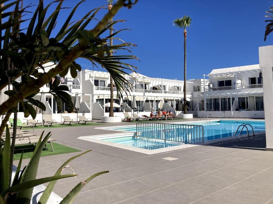 Airconditioned 2bed Poolside Apartamento