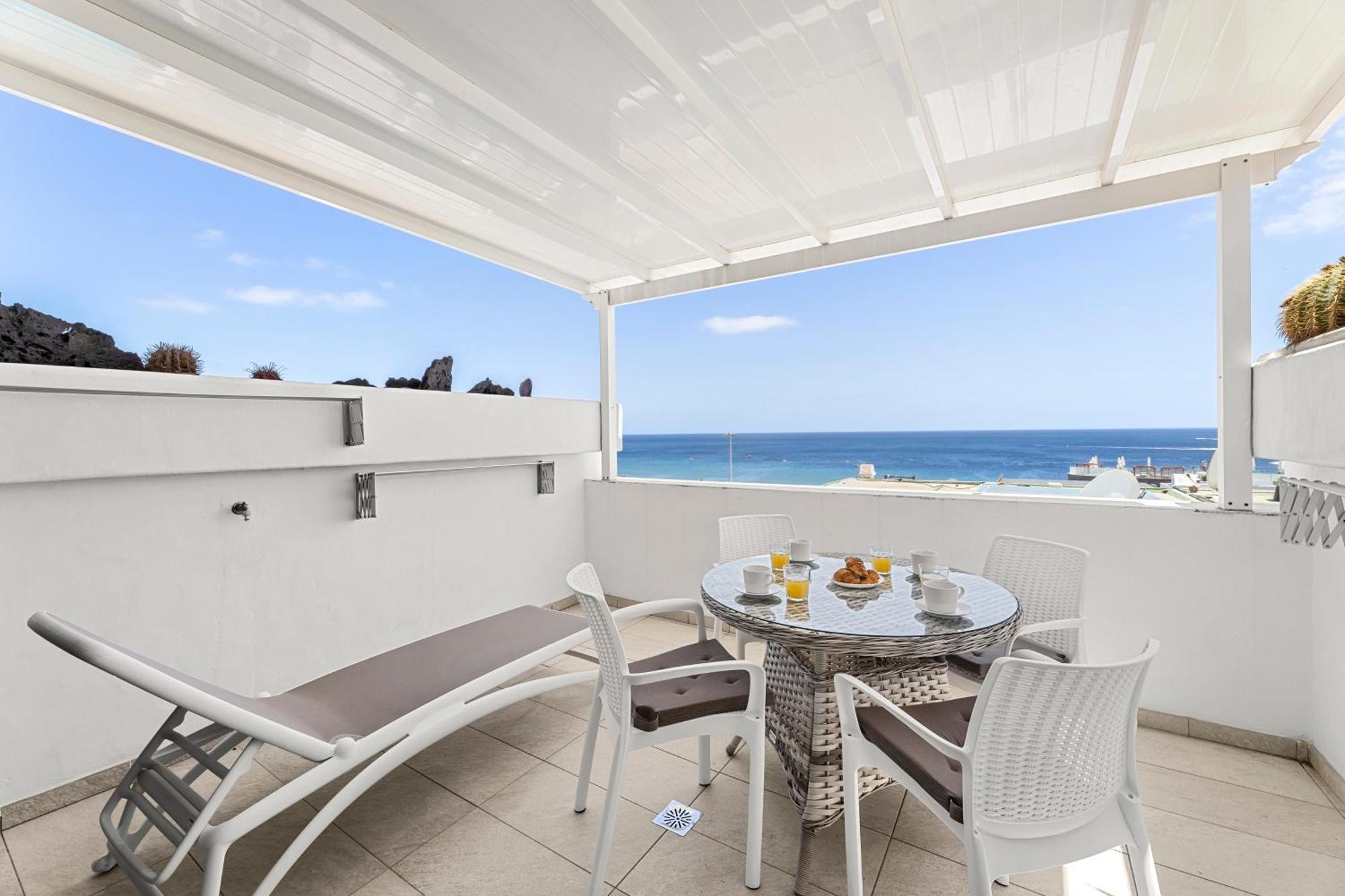 Апартаменты Stunning 2 Bedroom Duplex Close To Main With Seaviews